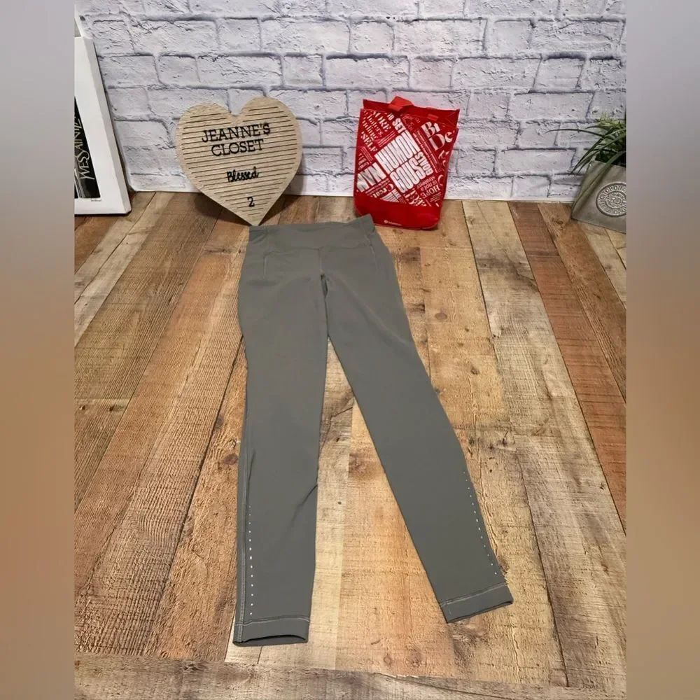 Lululemon Swift Speed High-Rise Tight 28"
Grey sage